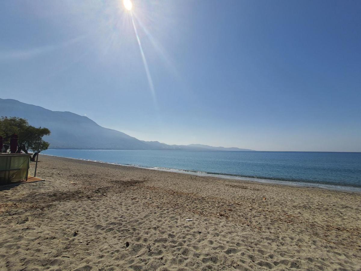 Seaside Beach Apartment Каламата Екстериор снимка